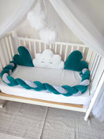 Paracolpi treccia lettino neonato verde petrolio e grigio – cuscini cuore velluto verde, nuvola bianca e baldacchino tulle bianco