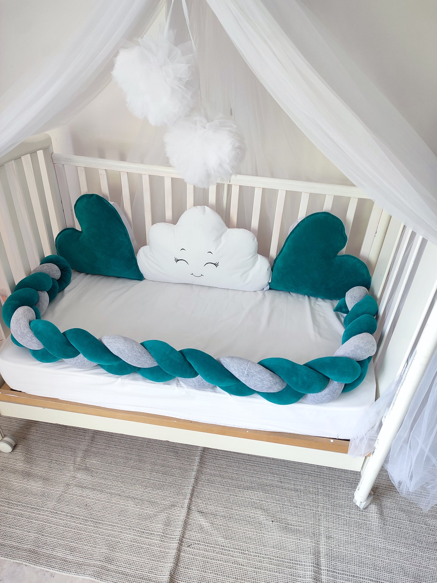 Paracolpi treccia lettino neonato verde petrolio e grigio – cuscini cuore velluto verde, nuvola bianca e baldacchino tulle bianco