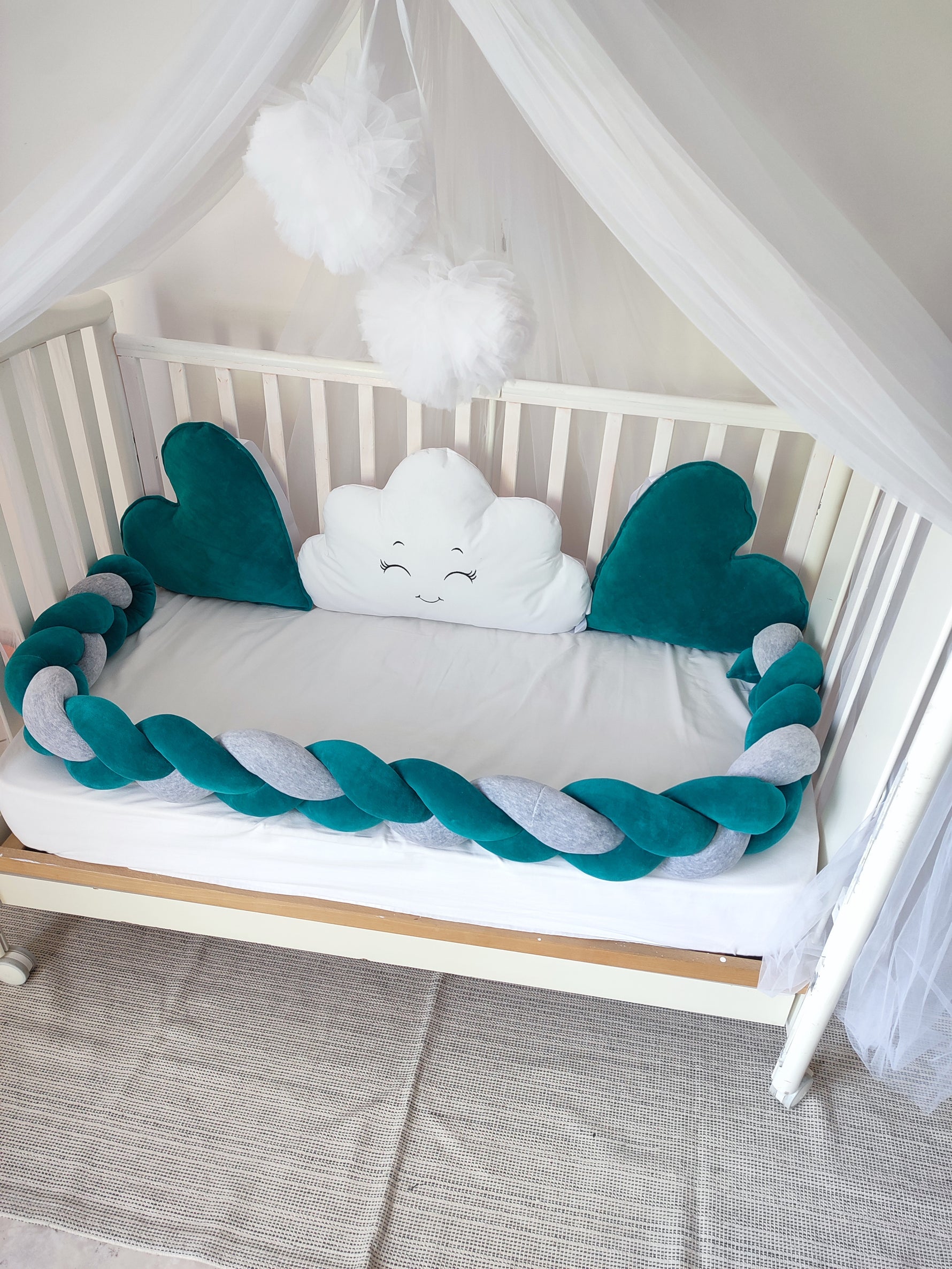 Paracolpi treccia lettino neonato verde petrolio e grigio – cuscini cuore velluto verde, nuvola bianca e baldacchino tulle bianco