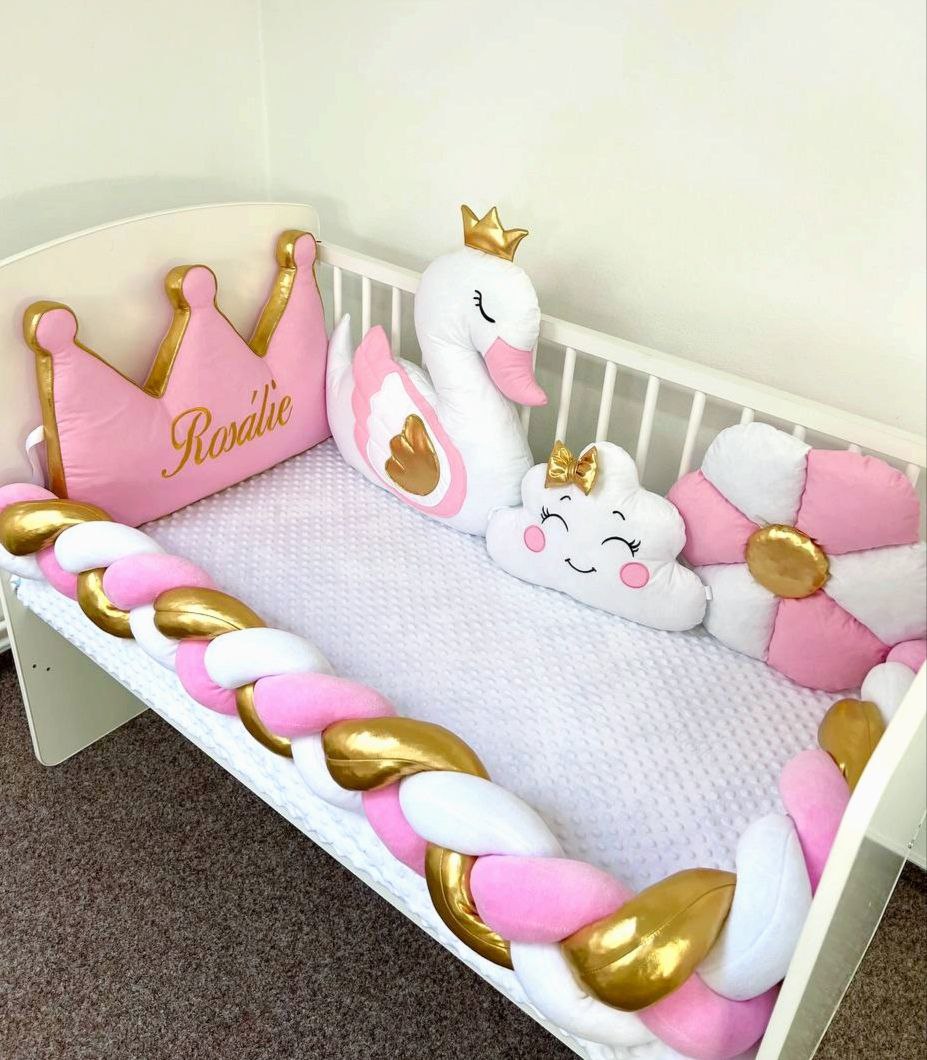 Paracolpi lettino neonata a treccia rosa, bianco e oro con cuscini cigno, corona personalizzata, nuvola e fiore dorato