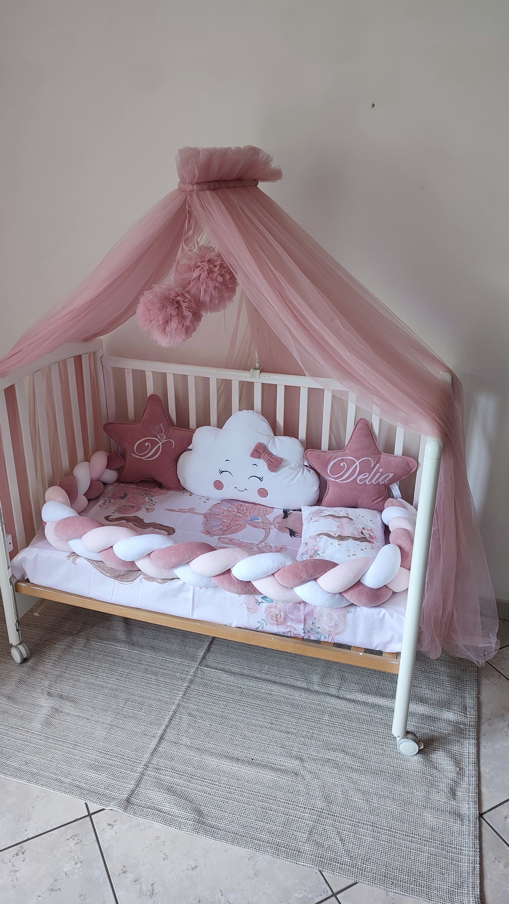Paracolpi lettino neonata a treccia rosa antico e bianco con cuscino nuvola bianco, stella rosa con nome ricamato