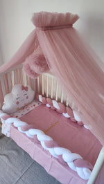 Paracolpi lettino neonata a treccia rosa antico e bianco con cuscino nuvola bianco con fiocco e lenzuola rosa con nome ricamato