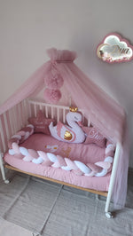Paracolpi lettino neonata a treccia rosa antico e bianco con cuscino cigno dorato, stella velluto con frase amore di nonna
