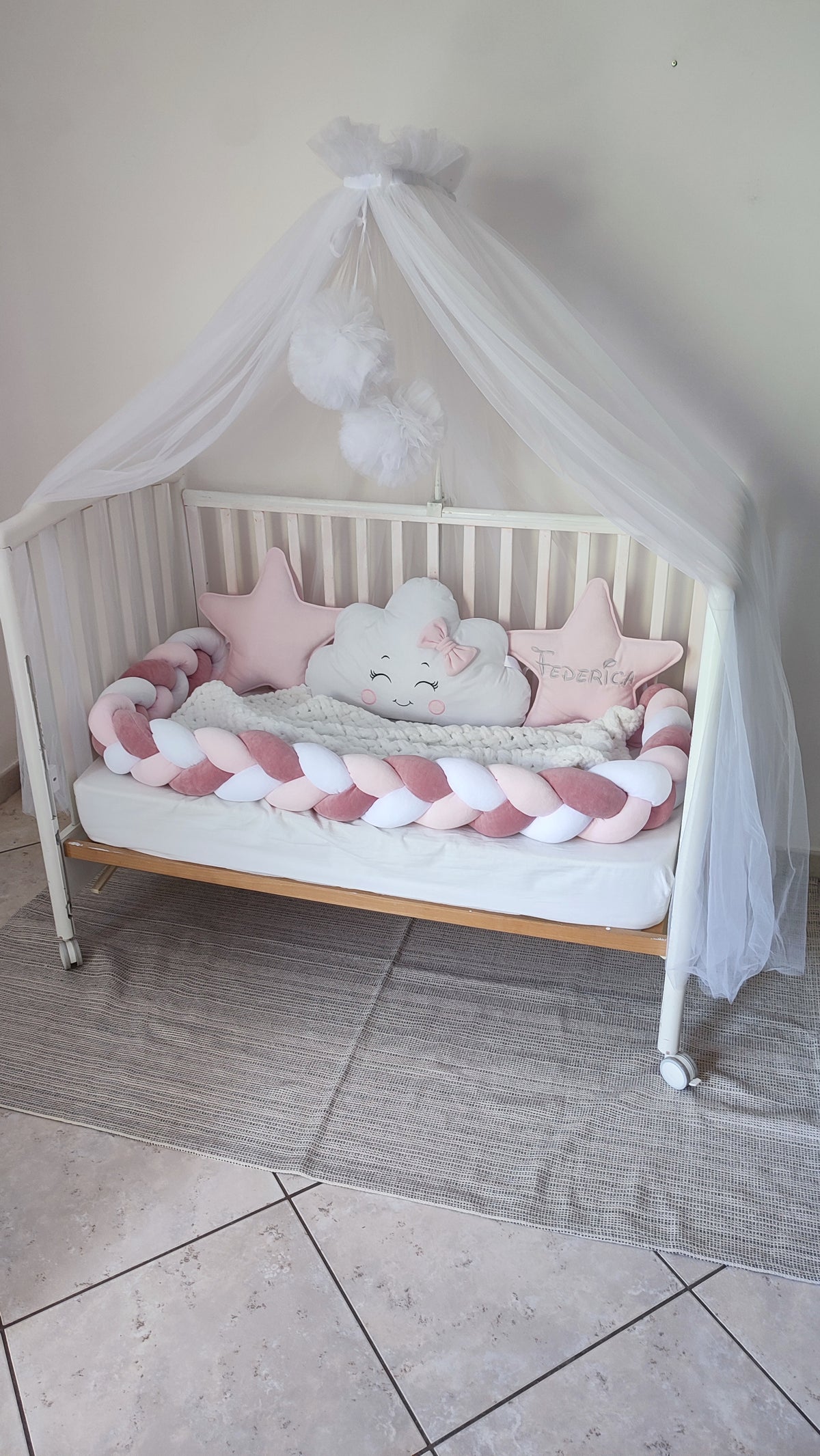 Lettino neonata con paracolpi treccia rosa antico e bianco, cuscini stella personalizzati, cuscino nuvola e baldacchino in tulle