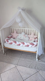 Lettino neonata con paracolpi treccia rosa antico e bianco, cuscini stella personalizzati, cuscino nuvola e baldacchino in tulle