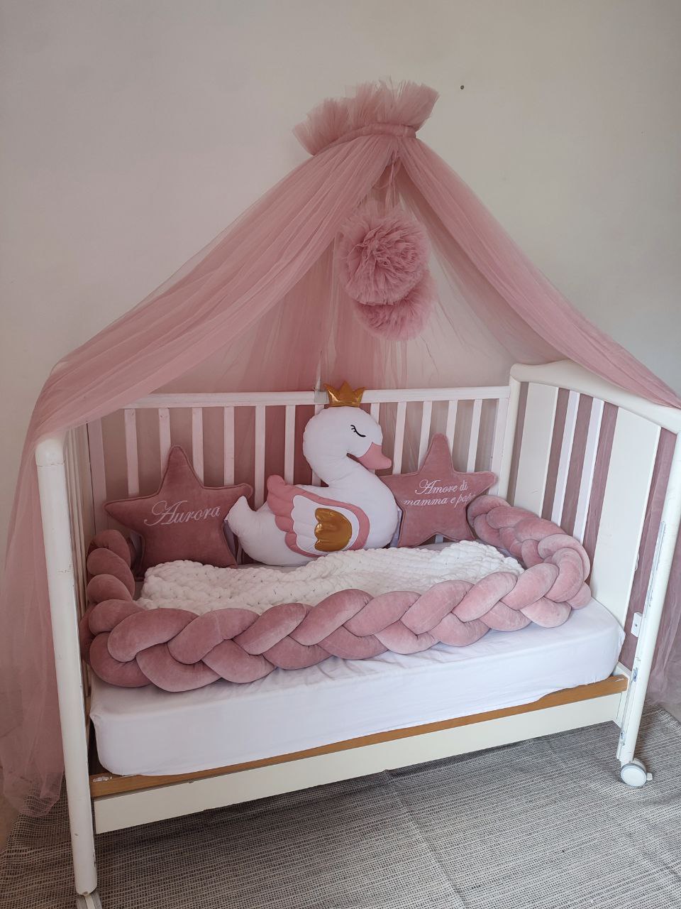 Paracolpi lettino neonata a treccia monocolore rosa antico con cuscino cigno dorato, stelle velluto con nome