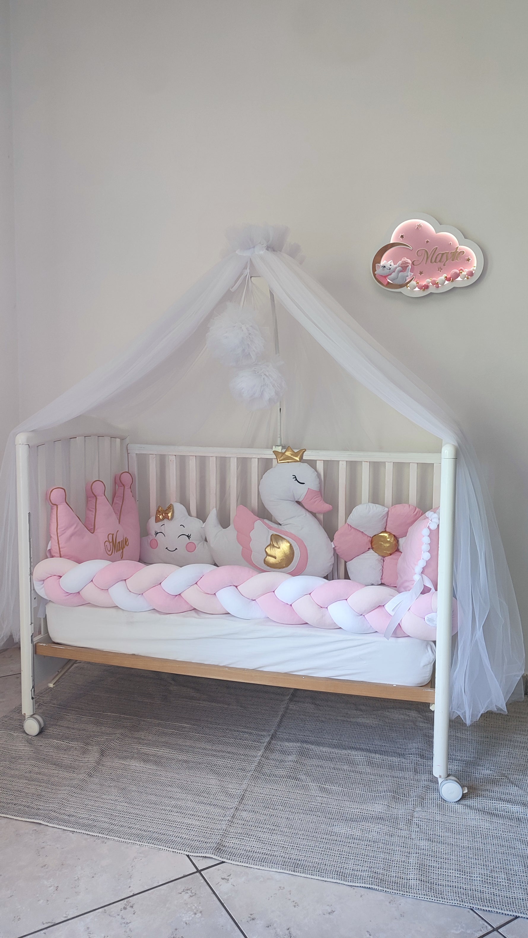Paracolpi lettino neonata a treccia rosa e bianco con cuscini cigno, corona rosa con nome ricamato e nuvola dorata