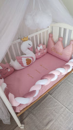 Paracolpi lettino a treccia rosa e bianco panna, cuscino cigno in velluto con ali in raso oro e nuvolette per culla.