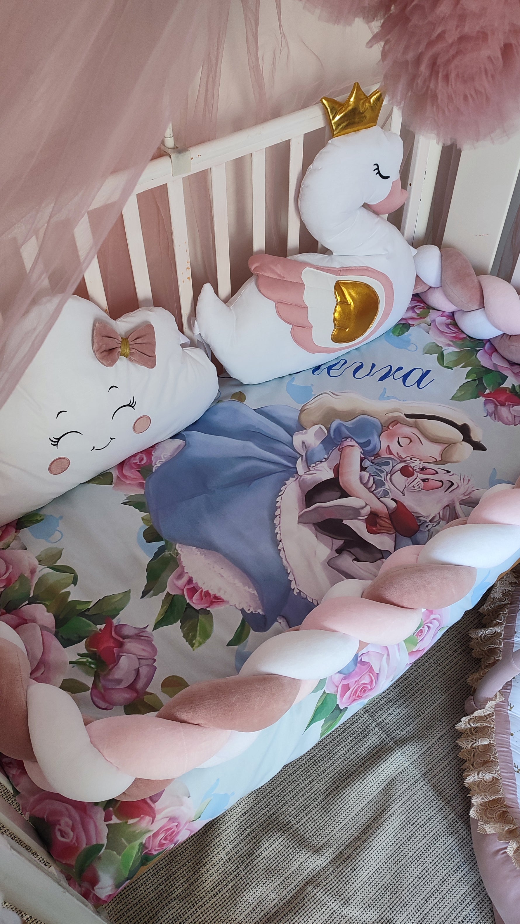 aracolpi lettino treccia rosa antico bianco e panna con cuscini cigno corona dorata e nuvola con fiocco rosa per neonata
