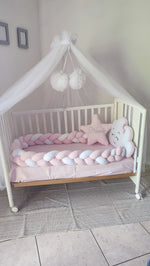Paracolpi lettino treccia rosa bianco con cuscino stella nome ricamato e nuvola cameretta neonata