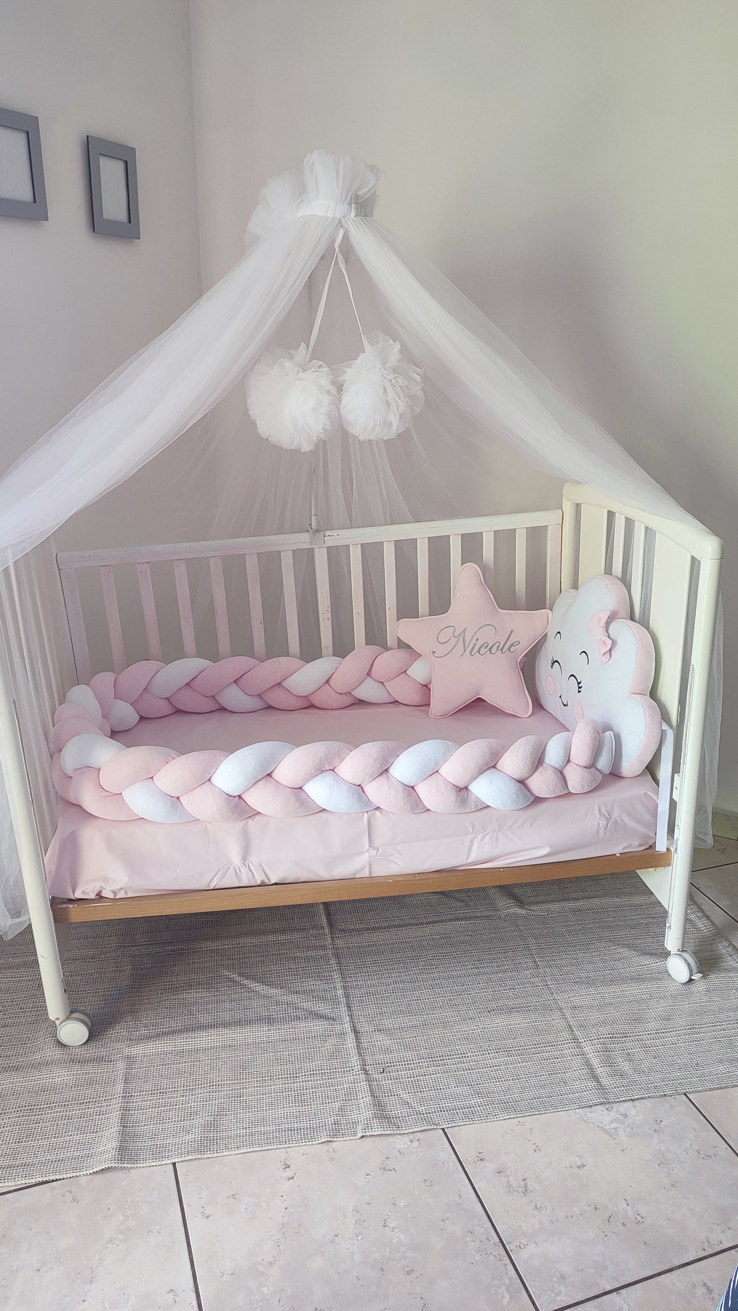 Paracolpi lettino treccia rosa bianco con cuscino stella nome ricamato e nuvola cameretta neonata