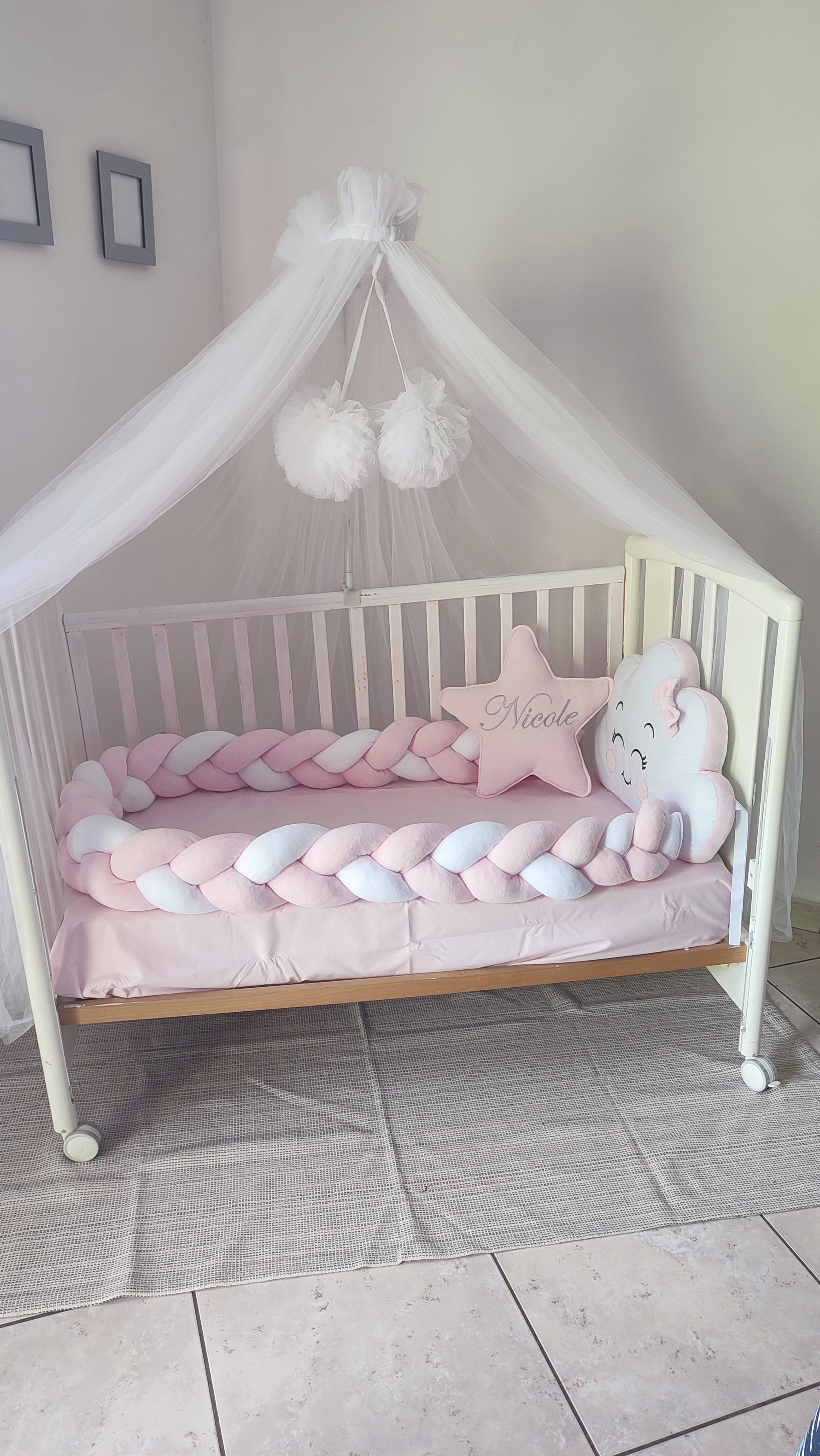 Paracolpi lettino treccia rosa bianco con cuscino stella nome ricamato e nuvola cameretta neonata