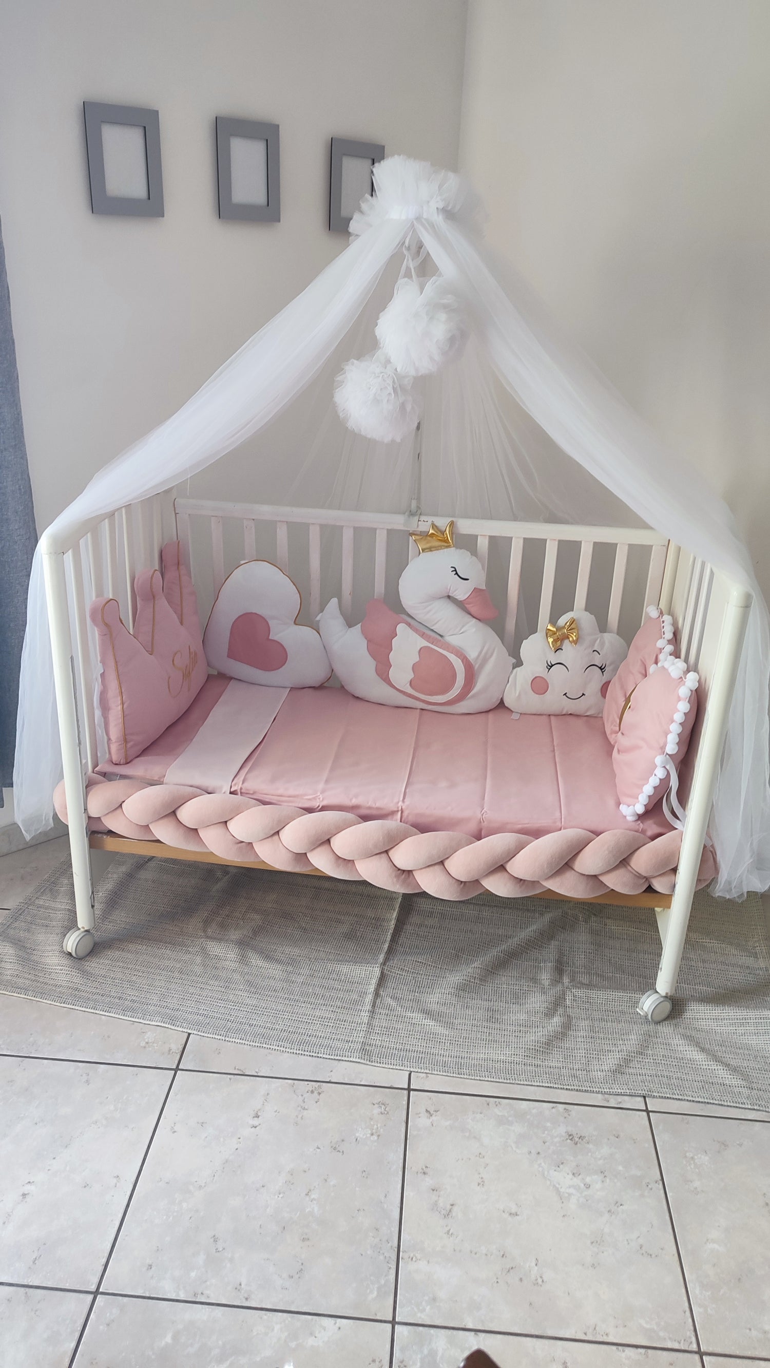 Paracolpi lettino treccia rosa antico velluto con cuscini cigno bianco corona nome ricamato cuore e nuvola fiocco dorato neonata