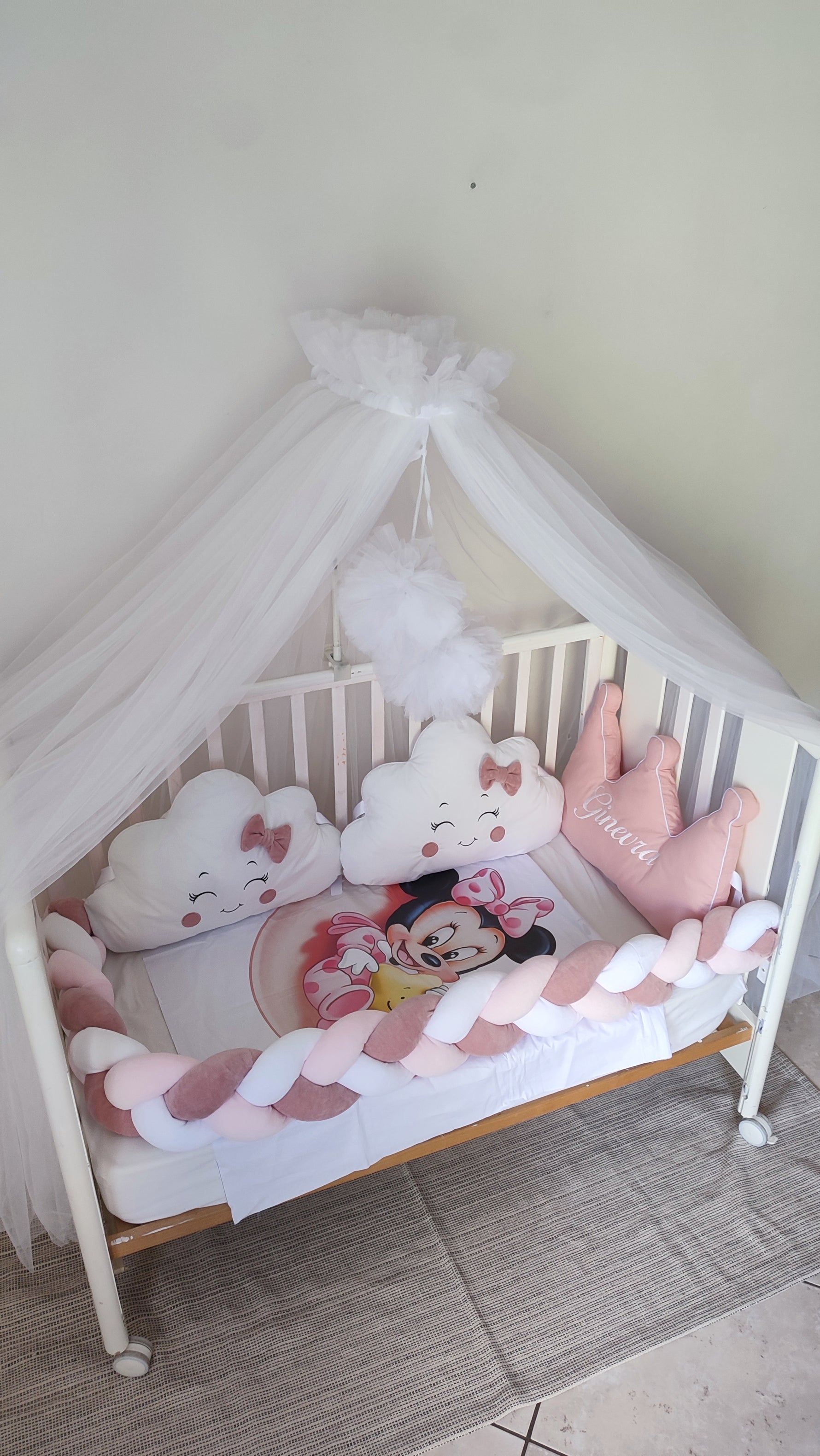 Paracolpi lettino a treccia rosa e bianco con cuscini nuvola, corona personalizzata Ginevra e coperta Minnie 