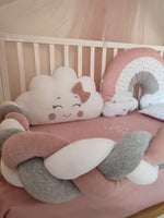 Set lettino con paracolpi a treccia bianco, grigio e rosa, cuscino a nuvoletta con fiocco e morbido arcobaleno a stelline.