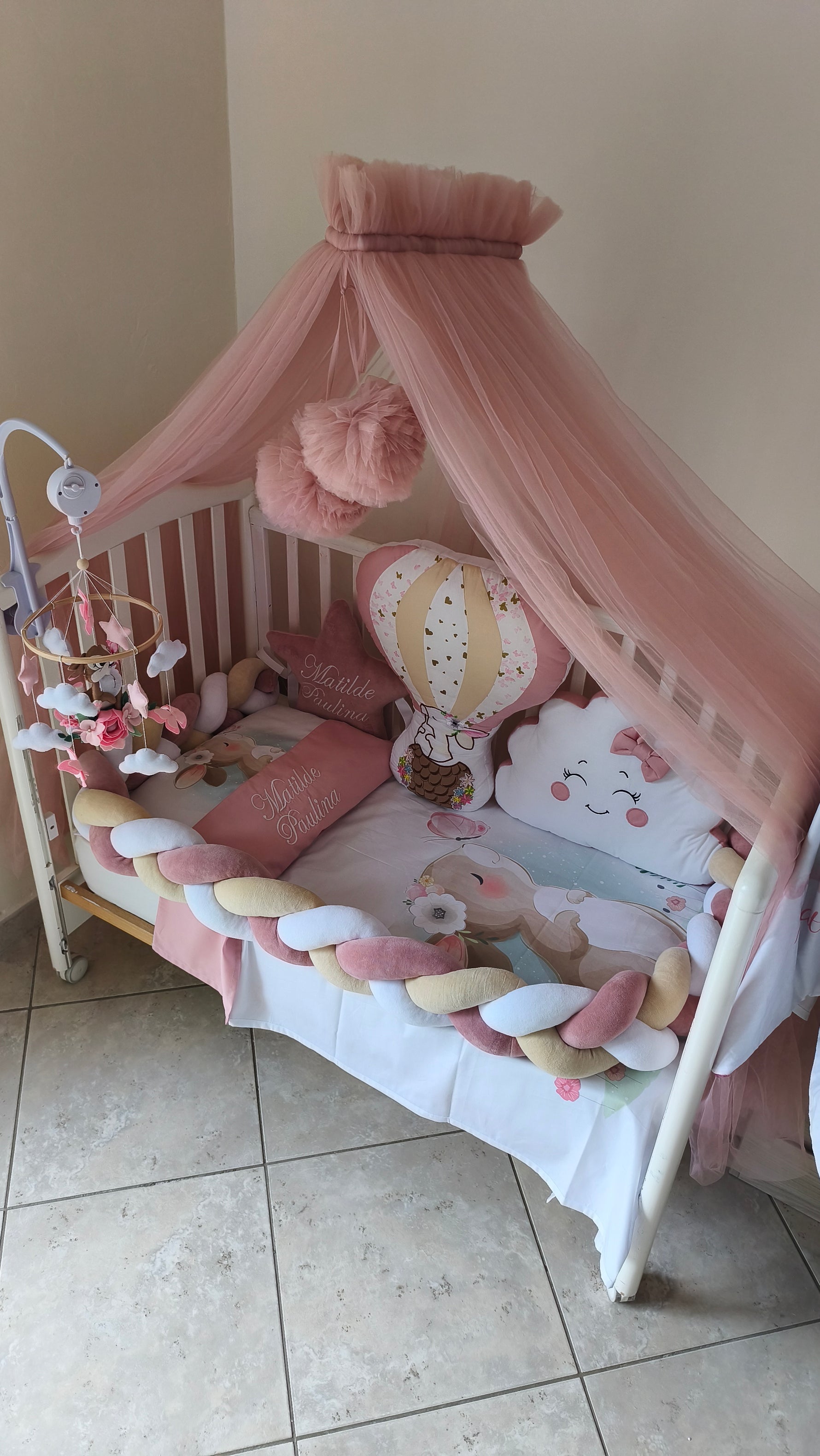 Paracolpi lettino treccia rosa bianco panna con cuscini mongolfiera nuvola stella trapuntato e nome ricamato neonata