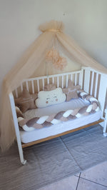 Paracolpi lettino neonato a treccia tortora e bianco con cuscini stella beige ricamati e nuvola panna, baldacchino tulle champagne