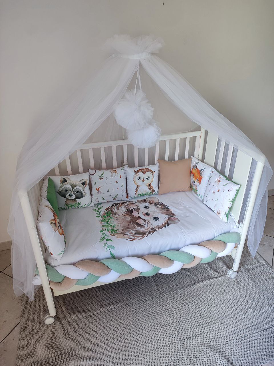 Set paracolpi lettino a treccia verde salvia e beige con cuscini procione, gufo, volpe e riccio, cotone naturale