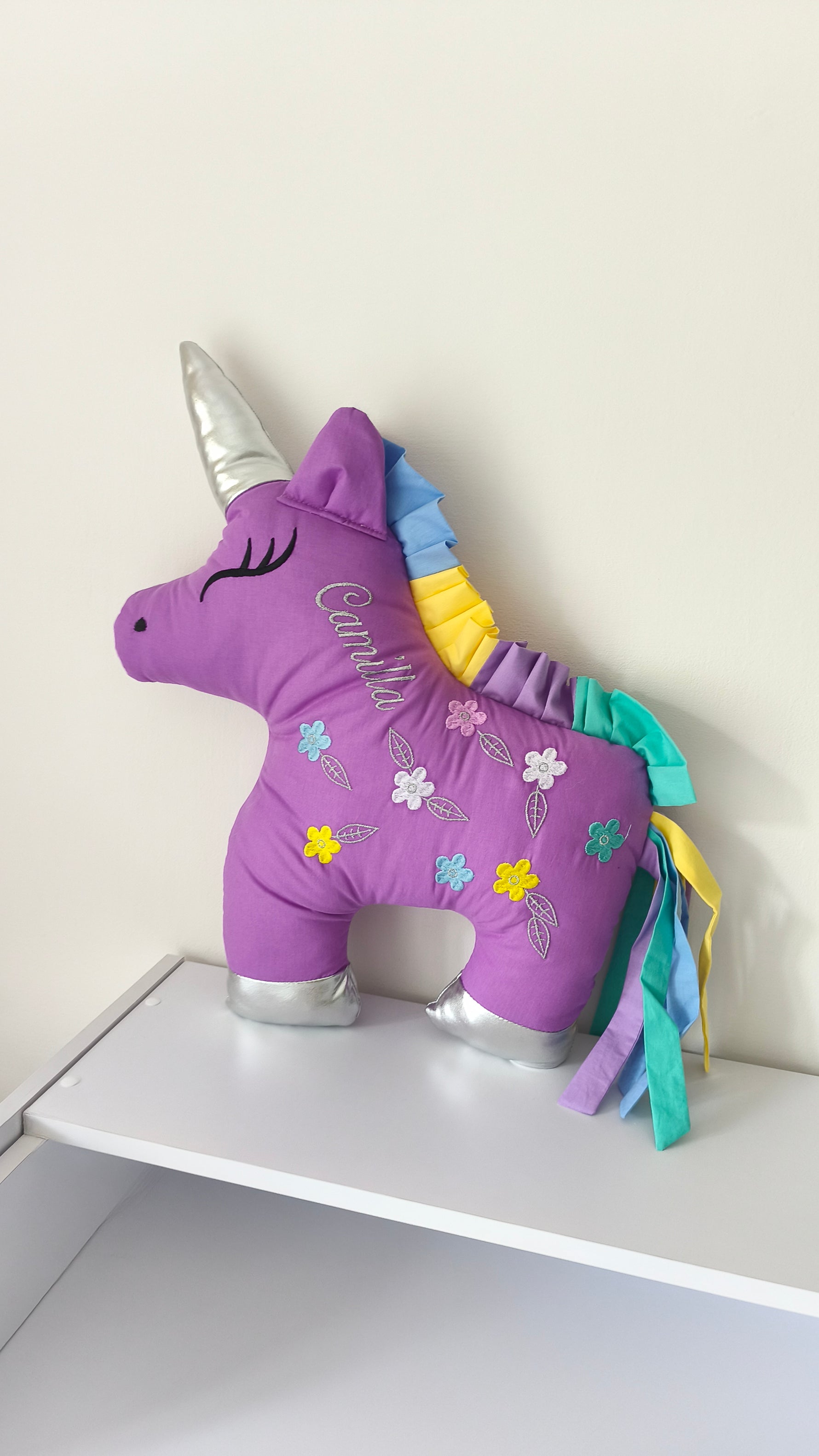 Cuscino decorativo unicorno viola personalizzato nome ricamato criniera colorata cameretta bambina