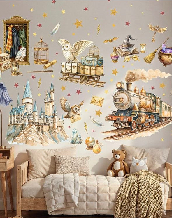 Parete beige di una cameretta decorata con adesivi murali di Hogwarts, il treno espresso e civette sopra il letto.