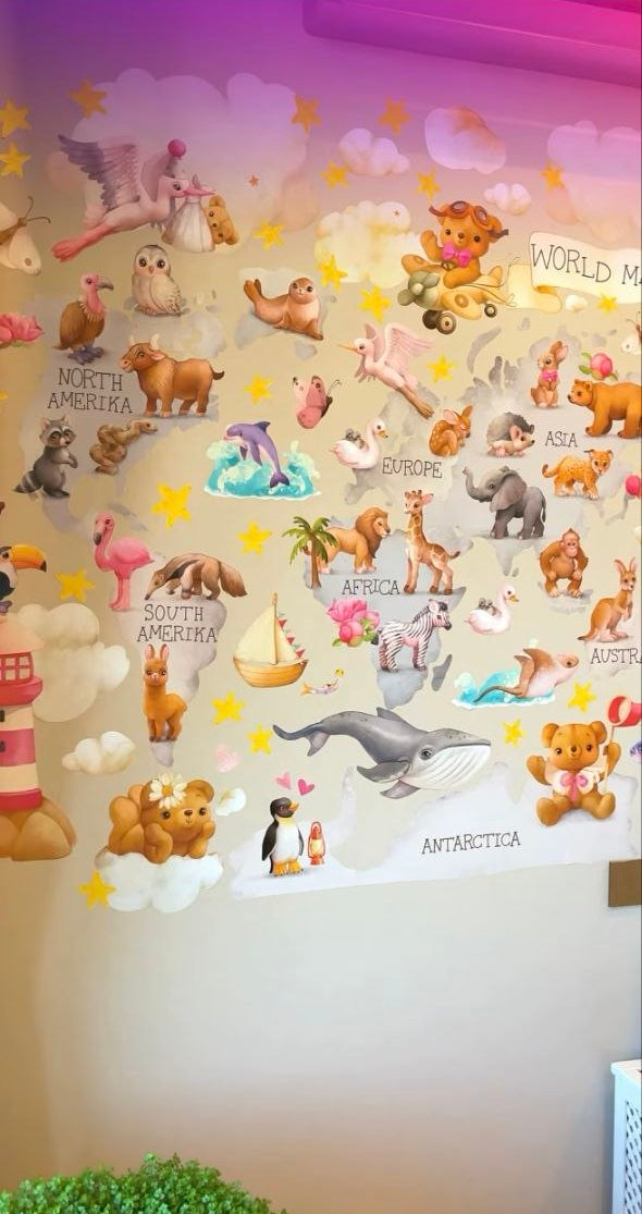  Mappamondo adesivo da parete con animali del mondo e stelline, applicato nella cameretta 