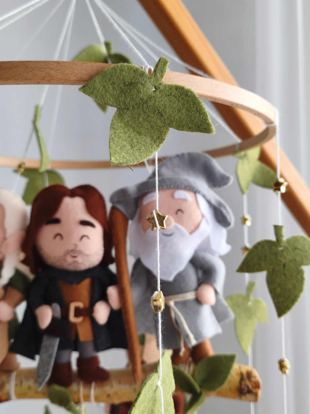 Elementi in feltro di Gandalf e foglie di Lorien per giostrina culla artigianale, idea regalo nascita