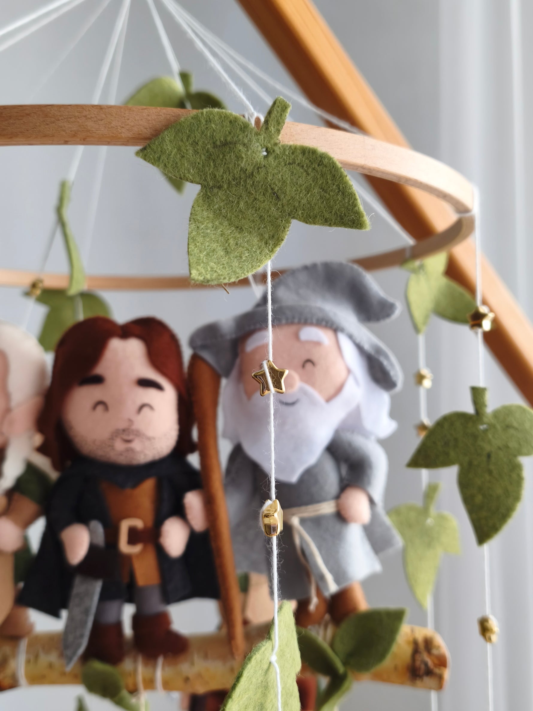 Elementi in feltro di Gandalf e foglie di Lorien per giostrina culla artigianale, idea regalo nascita