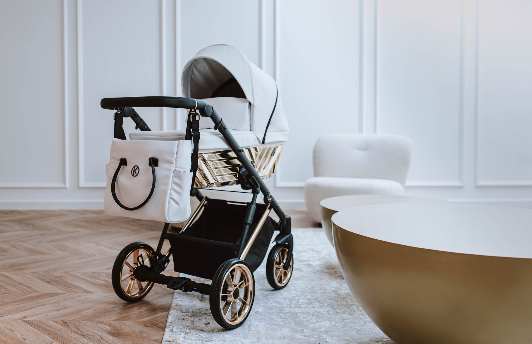 Kunert Ivento Glam navicella bianco perla telaio dorato e borsa fasciatoio abbinata, ruote cerchi oro, ambiente elegante