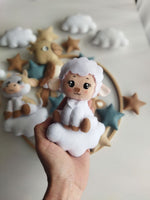 Pecorella in feltro fatta a mano su nuvola bianca, dettaglio giostrina culla neonato, decorazione artigianale.