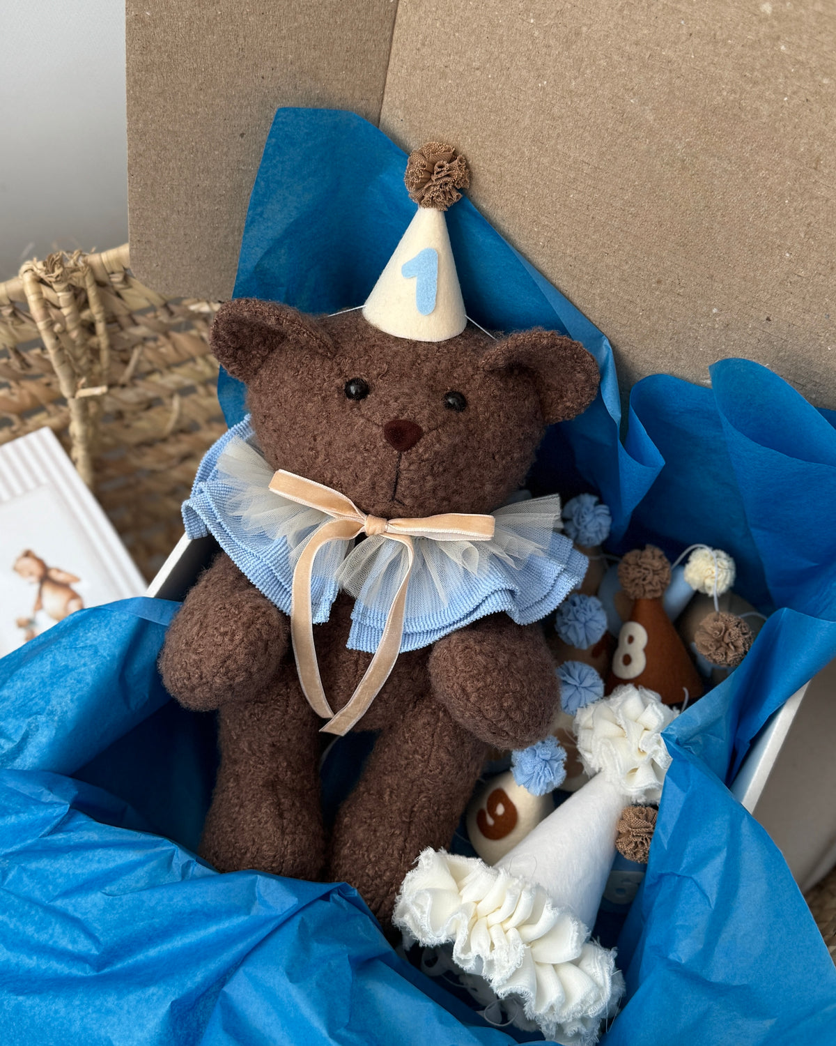 Peluche orso marrone con colletto celeste e cappellino personalizzato primo compleanno