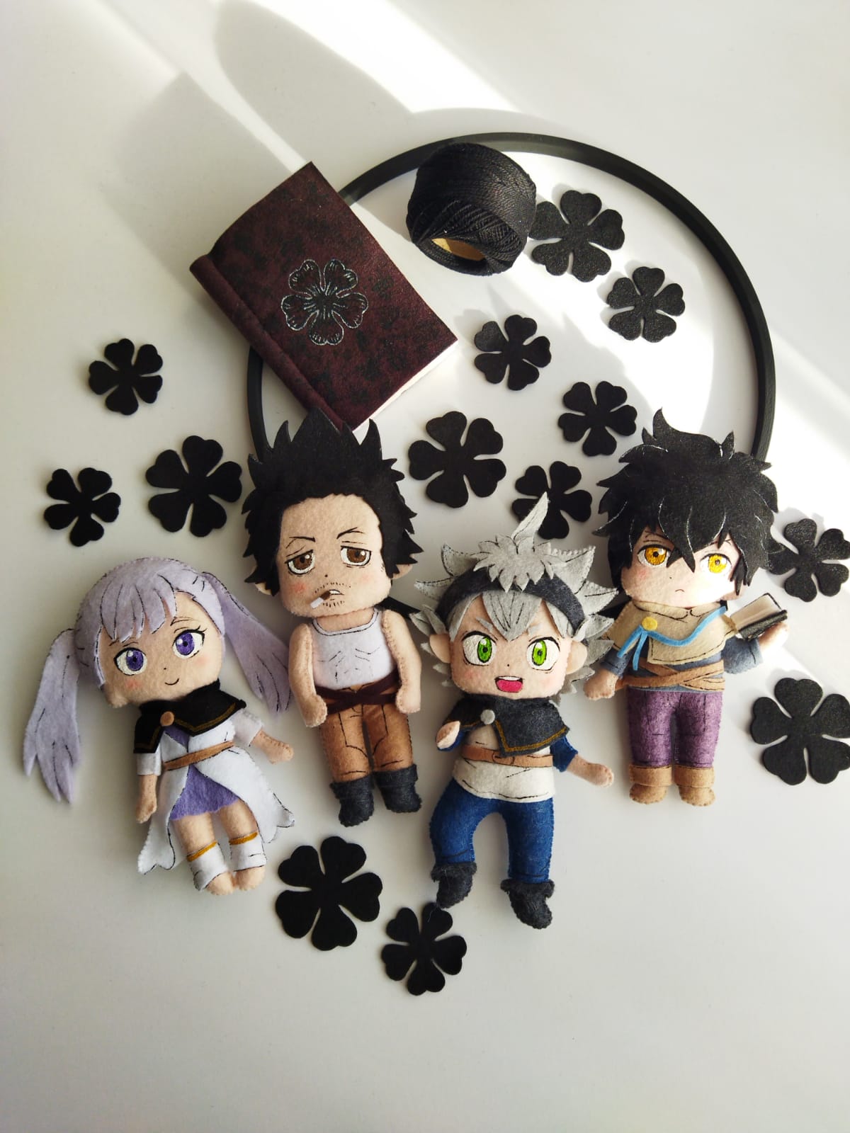 Giostrina musicale lettino dettagli personaggi Black Clover fatti a mano con foglie di trifoglio, decorazione culla