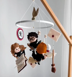 Personaggi in feltro di Harry Potter, Ron, Hermione, binario 9 3/4 e boccino d'oro per giostrina culla neonato.