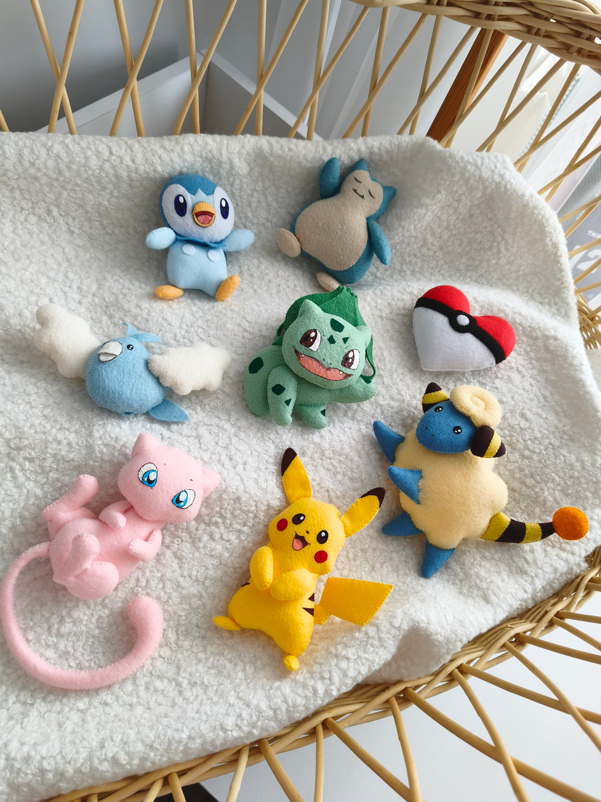 Set personaggi in feltro per giostrina culla Pokémon con Pikachu, Mew, Snorlax, Bulbasaur e Piplup, regalo nascita