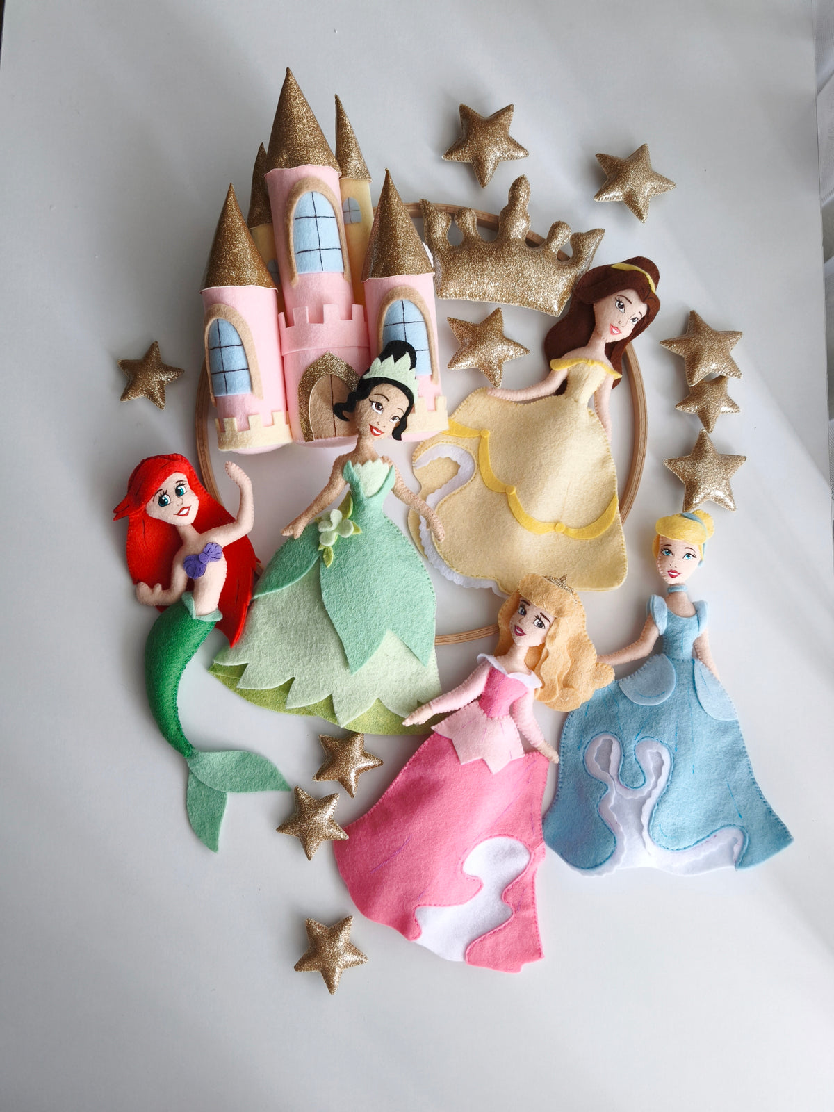 Set giostrina culla con Tiana verde menta, Aurora rosa antico, Belle gialla, Cenerentola azzurra e castello oro glitter