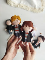 Mini personaggi di Ron e Hermione in feltro per giostrina neonati a tema Harry Potter, dettagli fatti a mano per culla