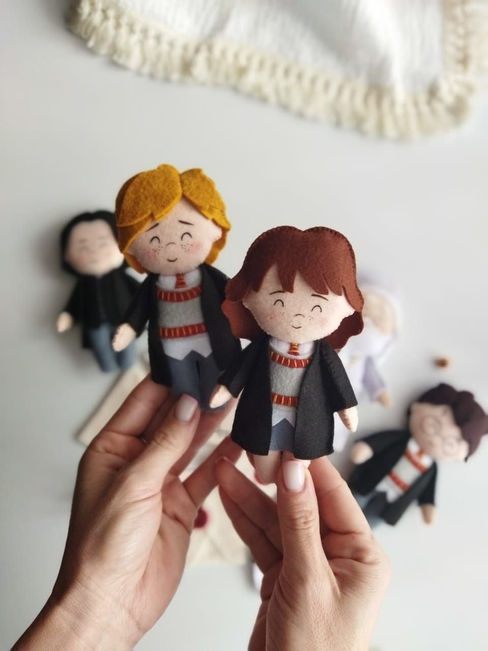 Mini personaggi di Ron e Hermione in feltro per giostrina neonati a tema Harry Potter, dettagli fatti a mano per culla