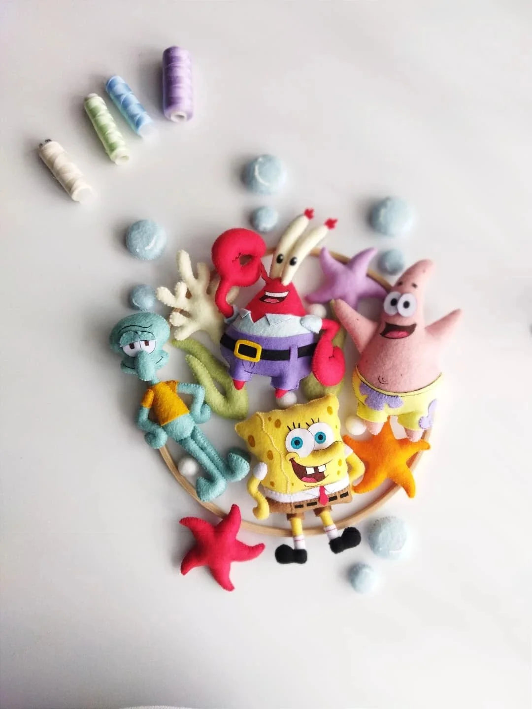Dettaglio personaggi SpongeBob in feltro fatti a mano, SpongeBob, Patrick, Squiddi e Mr. Krabs per mobile culla neonato