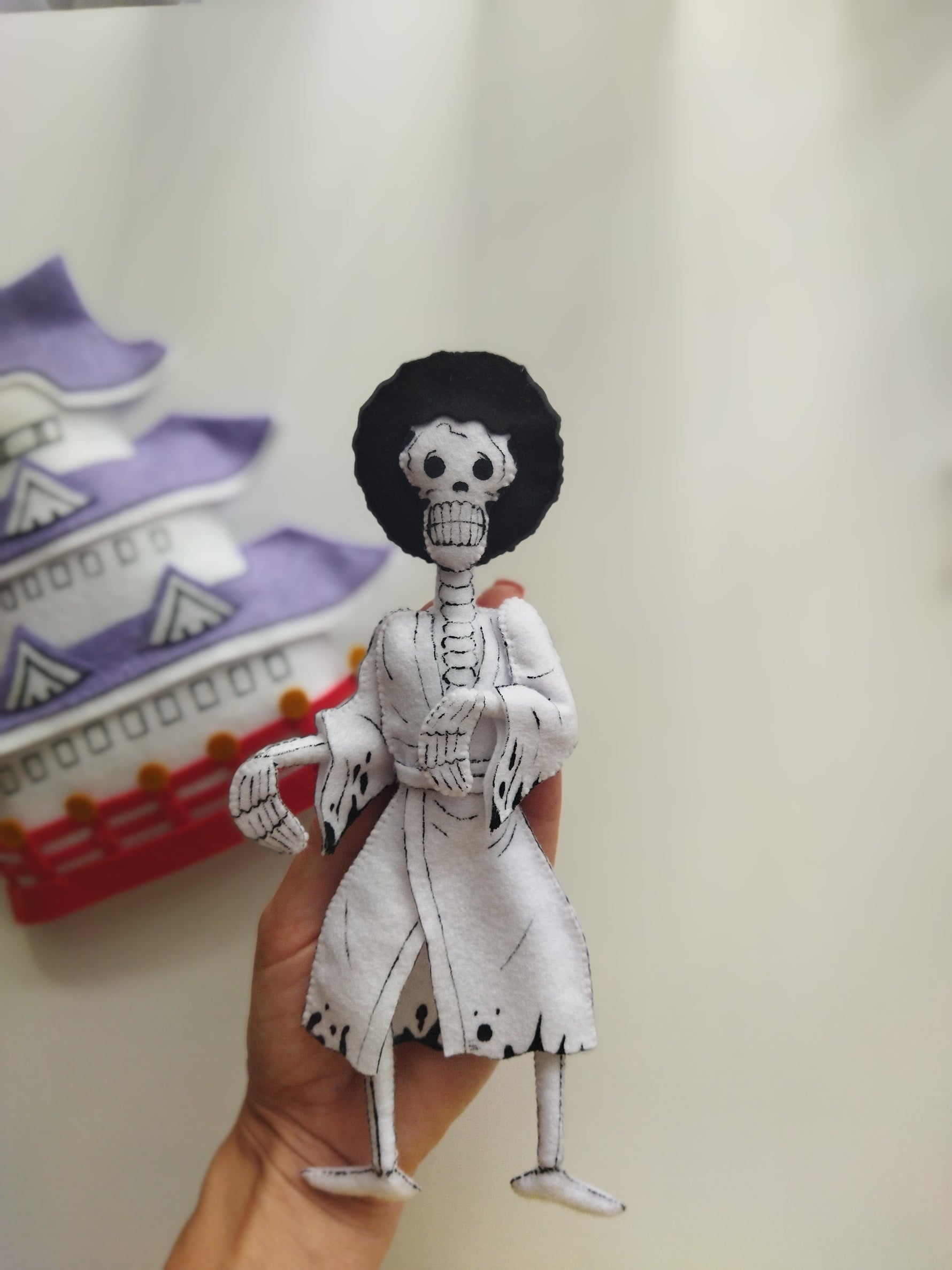 Primo piano del personaggio Brook in feltro versione Wano su giostrina neonato per culla, regalo nascita artigianale