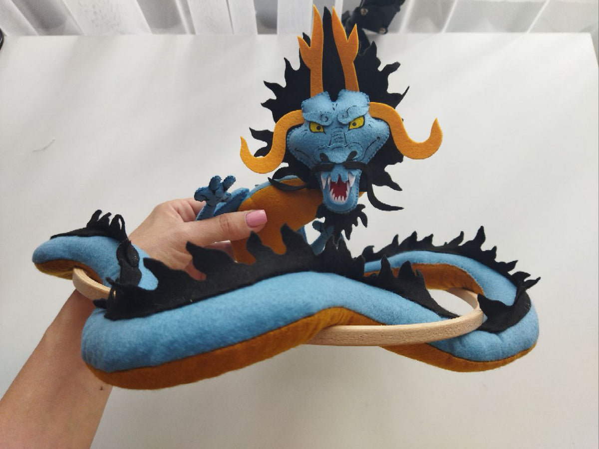Primo piano del drago azzurro Kaido in feltro su giostrina per neonati, idea regalo nascita