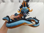 Primo piano del drago azzurro Kaido in feltro su giostrina per neonati, idea regalo nascita