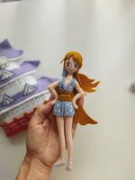 Primo piano del personaggio Nami in feltro versione Wano su giostrina neonato per culla, regalo nascita artigianale