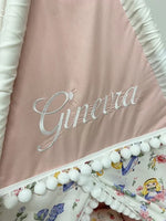 Tenda giochi teepee bambini cotone dipinta a mano tema Alice nel Paese delle Meraviglie personalizzata con nome, materassino imbottito cuscino e bastoni pieghevoli inclusi