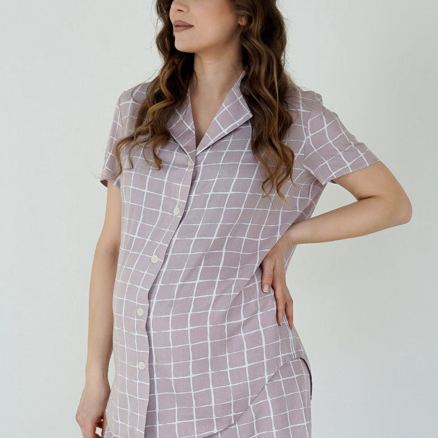Pigiama premaman rosa cipria a quadri Simple&Basic, camicia a bottoni per l'allattamento indossata in gravidanza