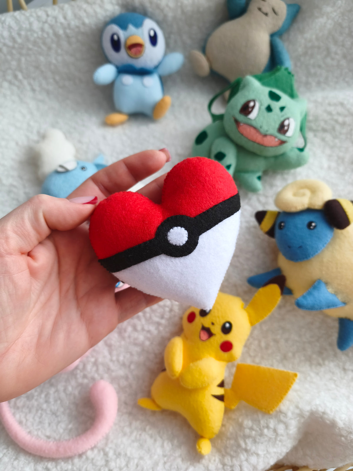 Dettaglio pokéball a forma di cuore in feltro per mobile musicale culla Pokémon, elementi artigianali per lettino bimbo