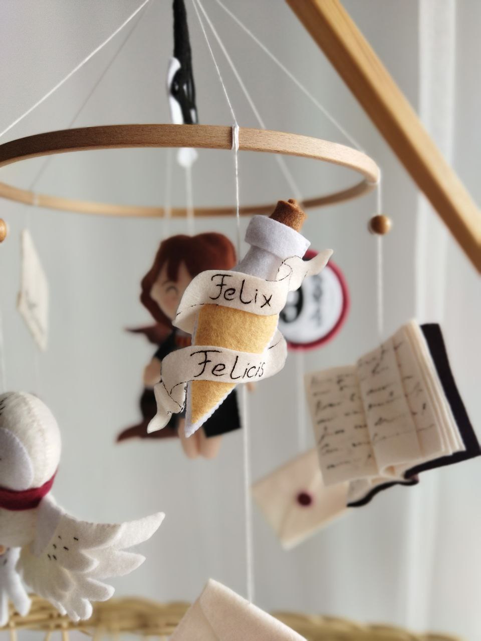 Dettaglio pozione Felix Felicitas in feltro per giostrina culla Harry Potter fatta a mano, regalo nascita personalizzato