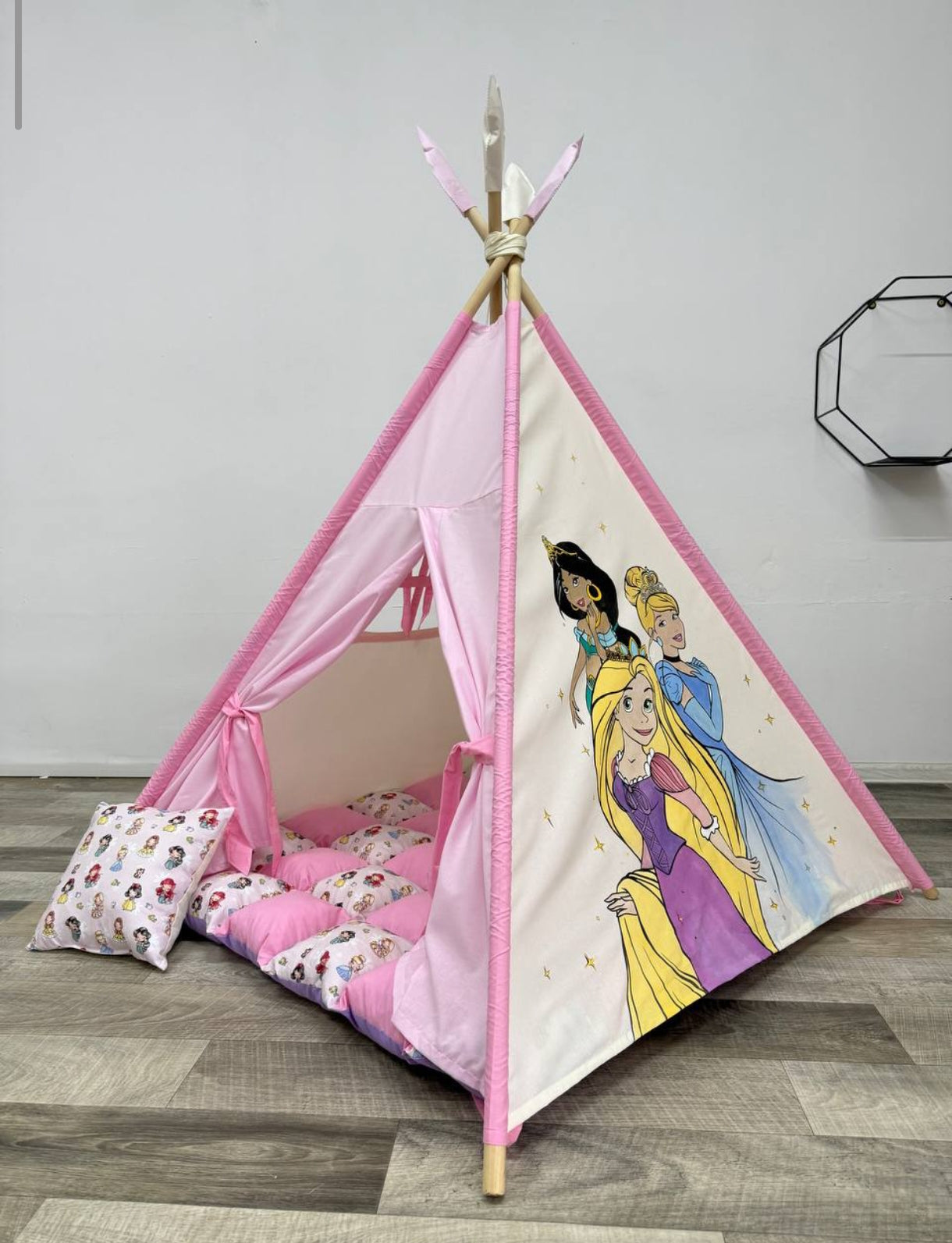 Tenda giochi bambini rosa dipinta a mano  principesse princess , con materassino imbottito, cuscino e pali pieghevoli e una bambina