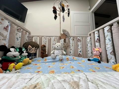 Paracolpi tubolari beige per lettino neonato montati sulle sbarre, in cotone morbido lavabile