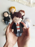 Dettaglio personaggio Harry Potter in feltro fatto a mano per giostrina culla personalizzata, idea regalo nascita neonato