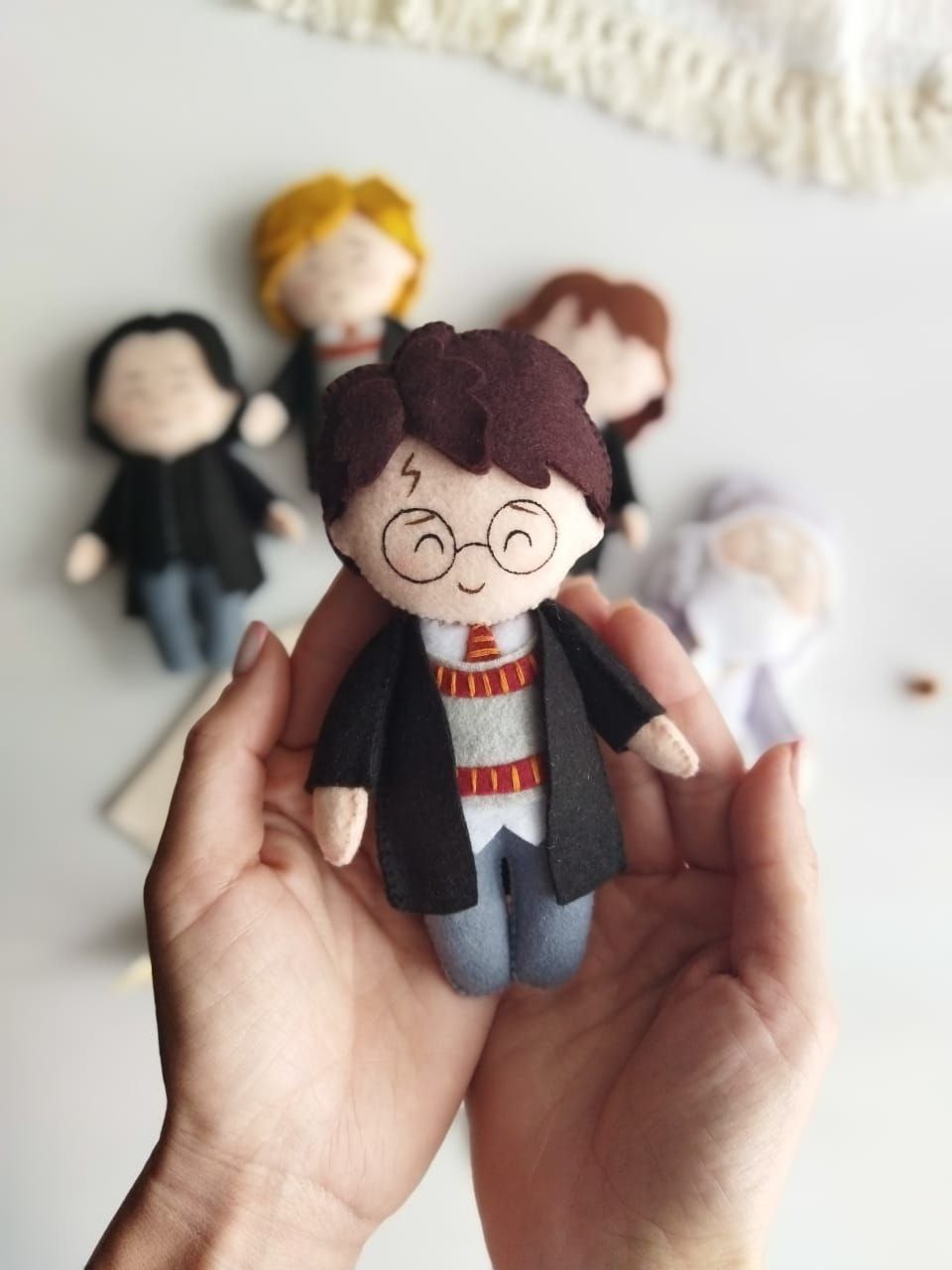 Dettaglio personaggio Harry Potter in feltro fatto a mano per giostrina culla personalizzata, idea regalo nascita neonato