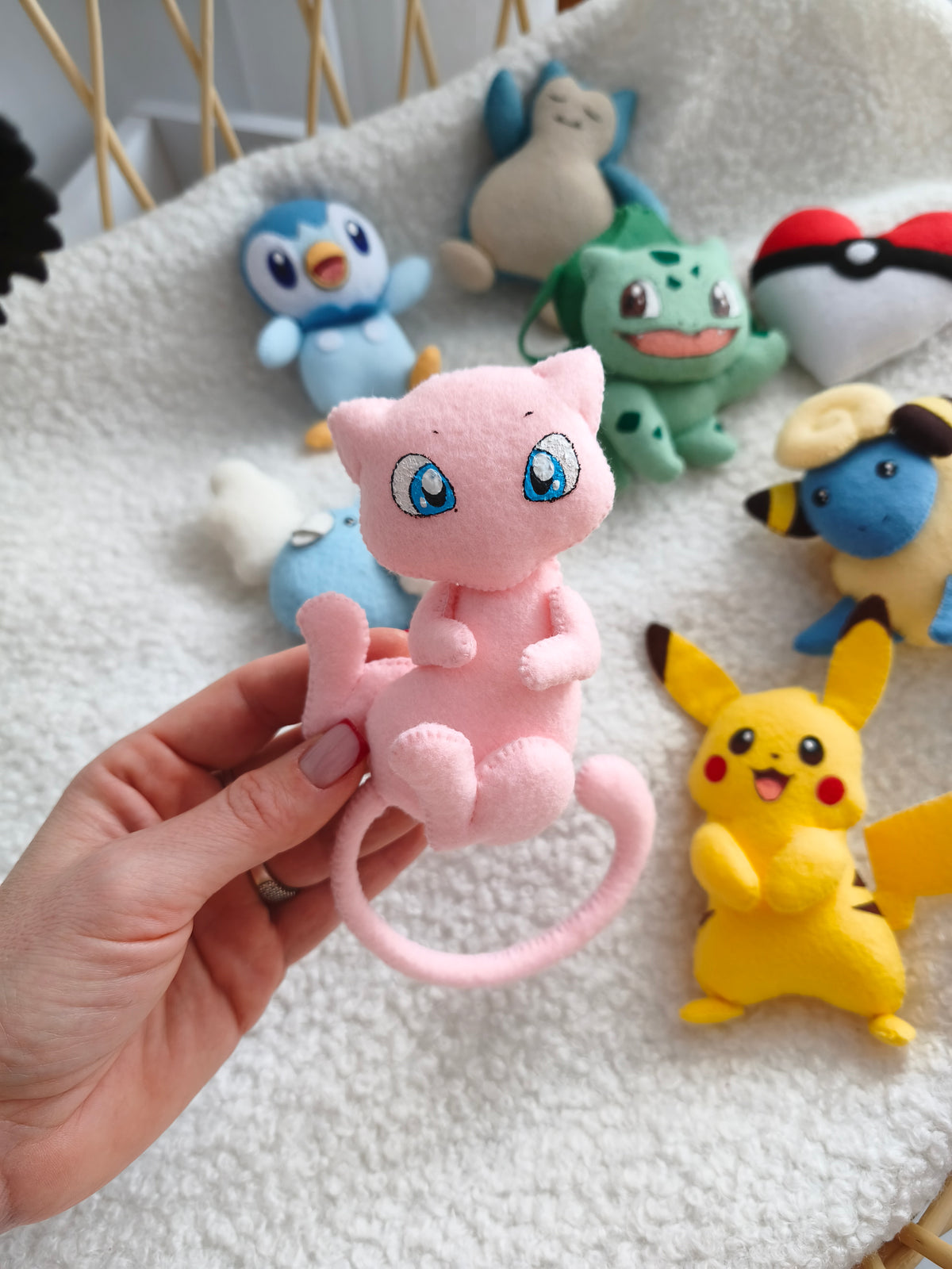 Dettaglio Pokémon Mew rosa in feltro per giostrina culla neonato, elementi personalizzati fatti a mano sui toni del rosa